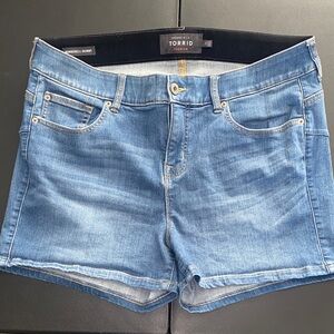 #T911- Torrid Bombshell Skinny Jean Shorts 3” Inseam-18W